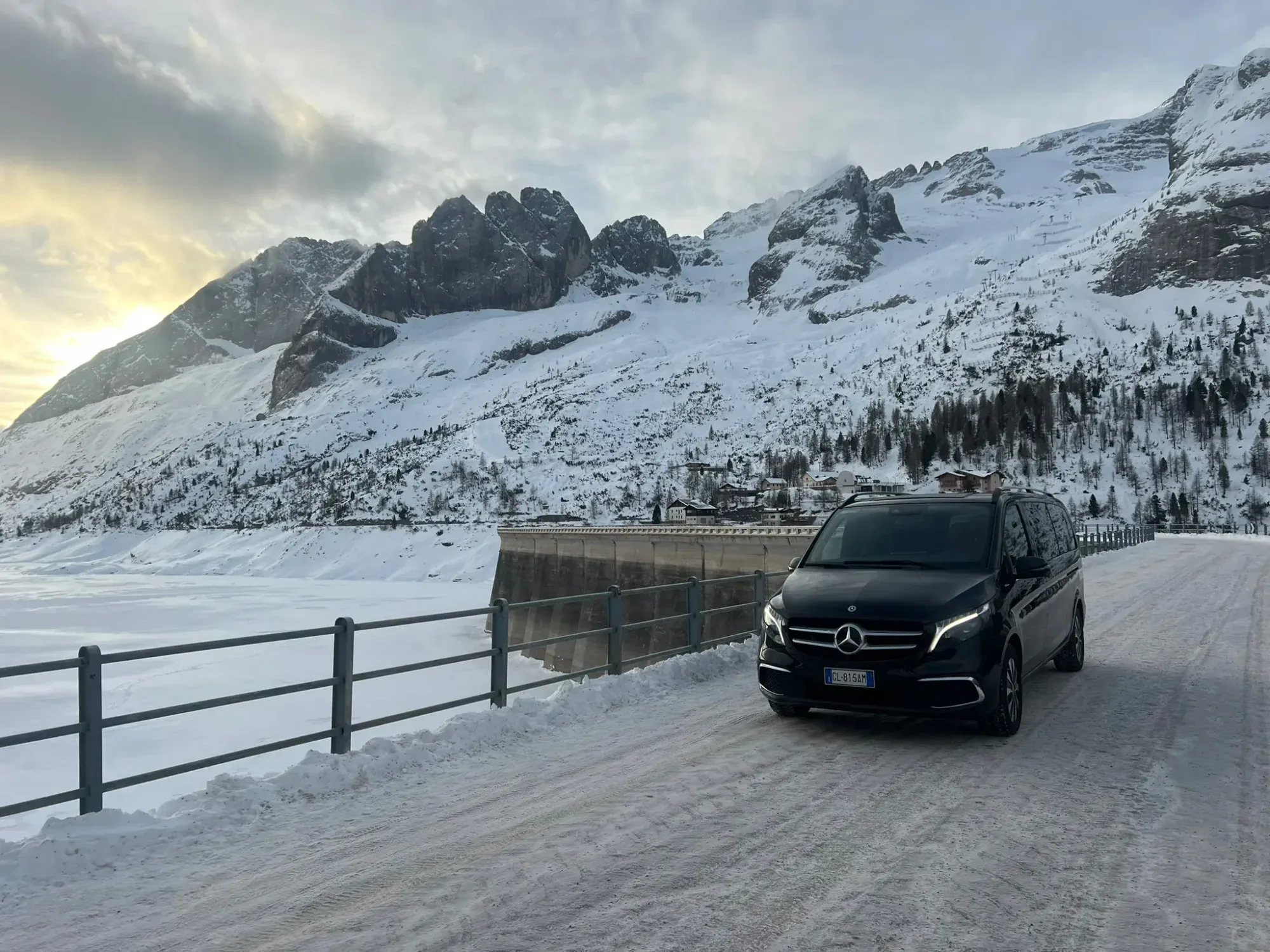 Transfer privato Taxi Cortina Sci lungo la diga della Marmolada in inverno